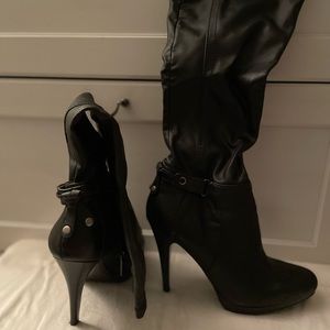 Fitted black boots